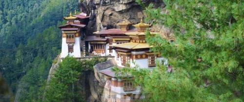 不丹的山上有寺庙