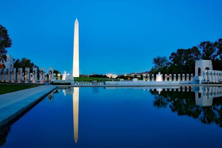 黄昏时的华盛顿纪念碑和倒影池
